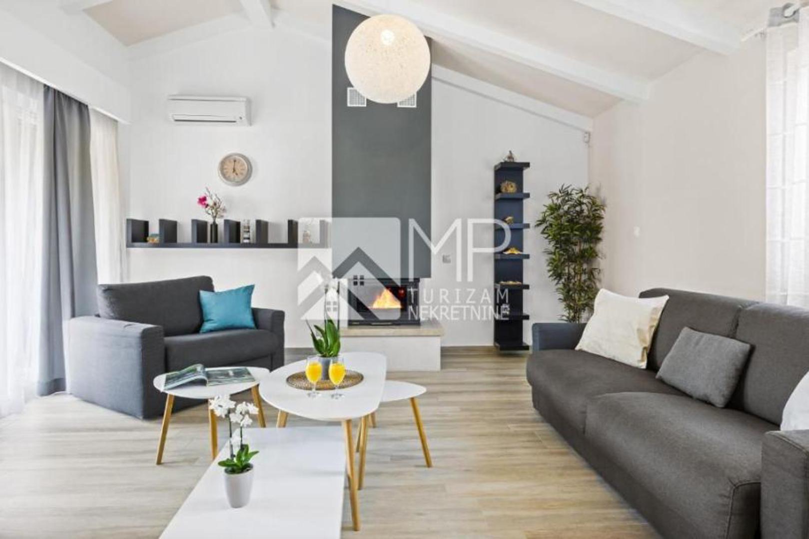 Svaka vila ima dvije etaže i površinu od oko 220 do 260 kvadrata. Unutrašnjost je moderno uređena i osmišljena za udoban boravak – prostrani dnevni boravak s kaminom, potpuno opremljena kuhinja, blagovaonica s izlazom na terasu, četiri spavaće sobe, tri kupaonice te dodatne prostorije. 