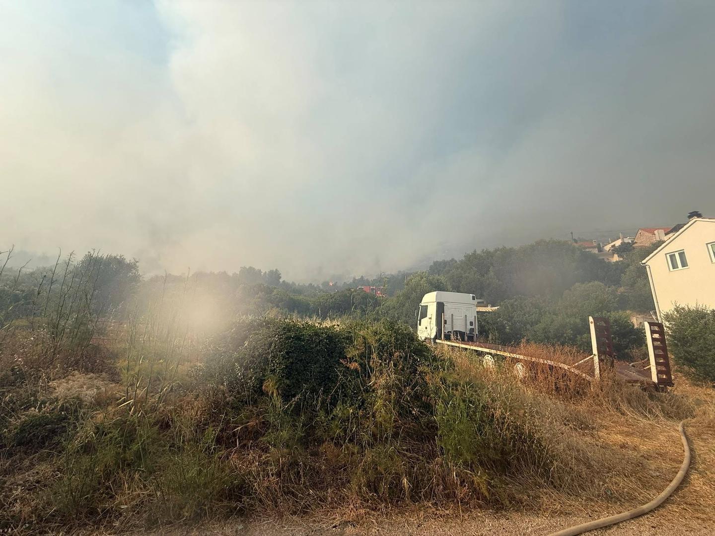 - Požar na Hvaru nastao je u uvjetima jakog vjetra i na teškom terenu. Vatra je ugrožavala veliki broj objekata. Uz sve teške okolnosti, vatrogasci otoka Hvara zajedno s vatrogascima koji su na dislokaciji u Jelsi te našim posadama protupožarnih zrakoplova, na ovoj intervenciji su odradili vrhunski posao. Spriječena je velika materijalna šteta i zaustavljeno je širenje požara prema obližnjim naseljima - rekao je glavni vatrogasni zapovjednik Slavko Tucaković i pohvalio sve sudionike intervencije.