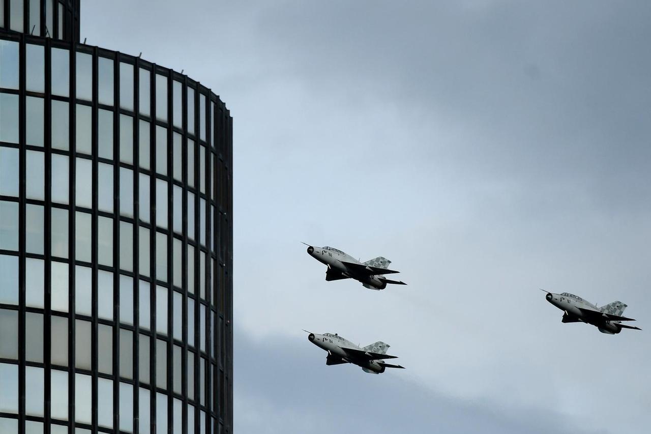 Zagreb: Prelet vojnih zrakoplova povodom obilježavanja Dana oružanih snaga RH