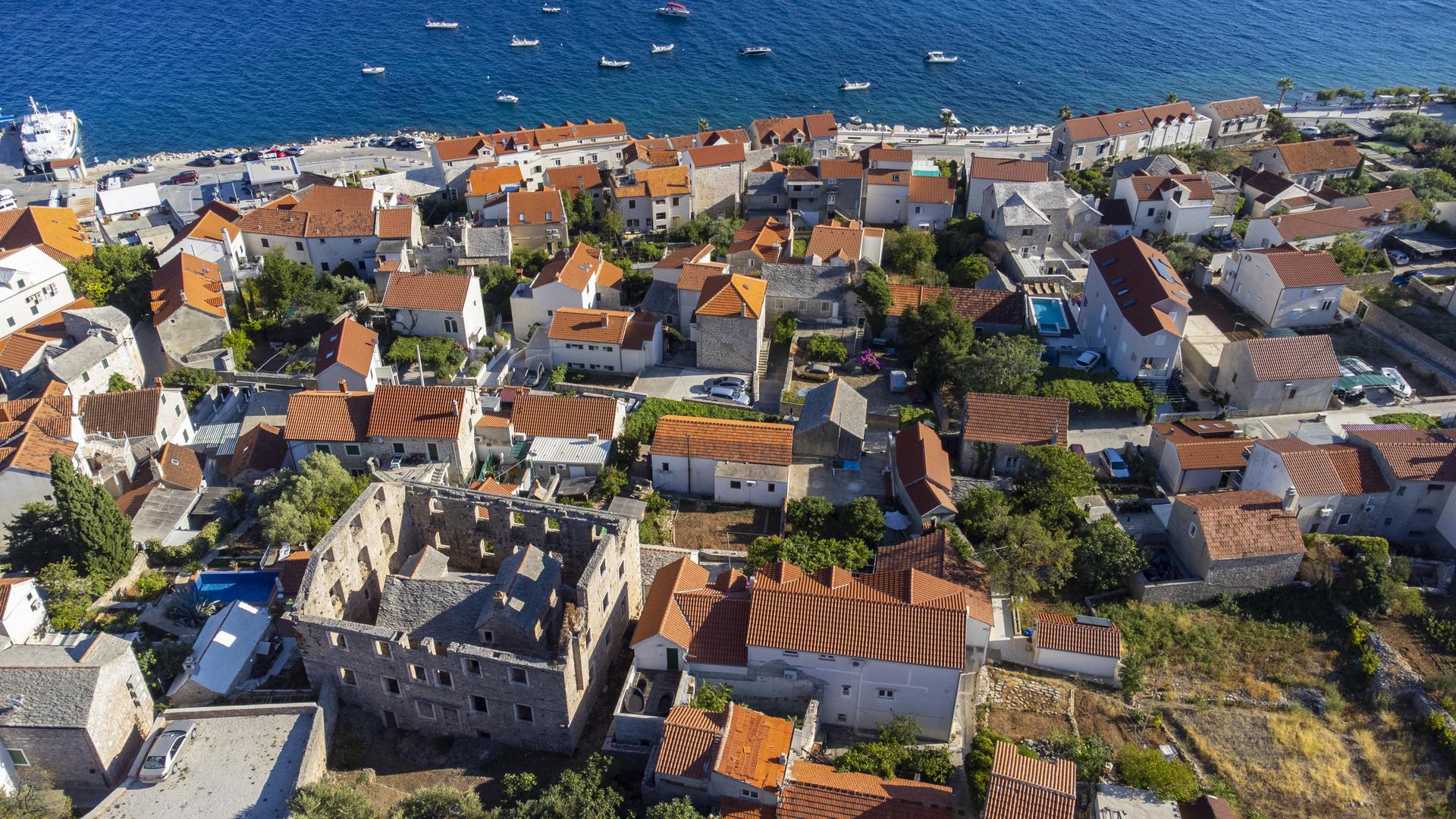 Međutim, na parceli se već nalazila manja kuća koju je podigao lokalni seljak Marko. Braća su ga pokušala nagovoriti da proda svoj dom, no on je to odbio.