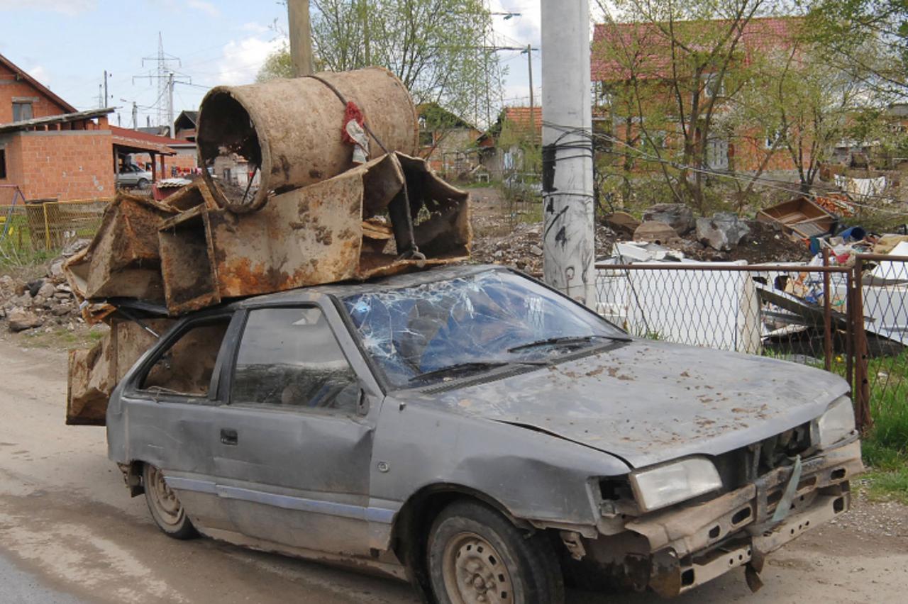 'sisak - 19.04.2010., Sisak, romsko naselje Capraske poljane - Vecini stanovnika romskog naselja u Capraskim poljanama osnovni izvor prihoda sakupljanje je sekundarne sirovine. Kada ga sakupe prevoze 