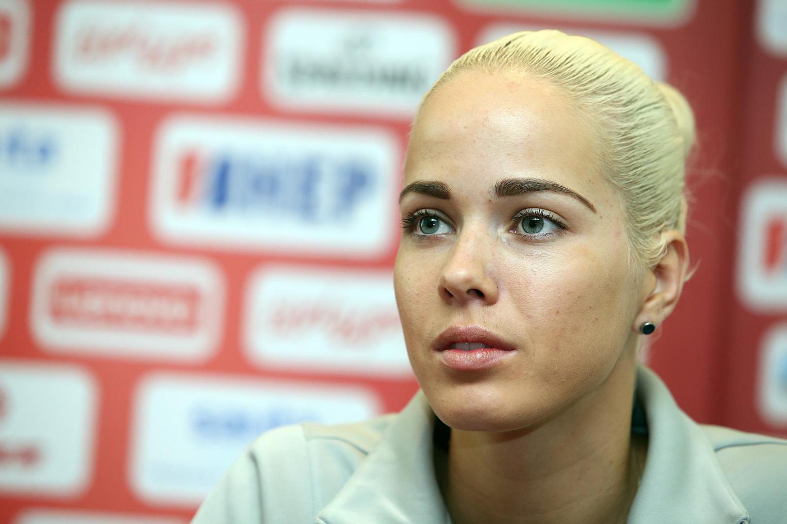 Tijekom karijere živjela je u gotovo pet različitih zemalja, no uvijek je naglašavala da će se vratiti u rodni Šibenik.