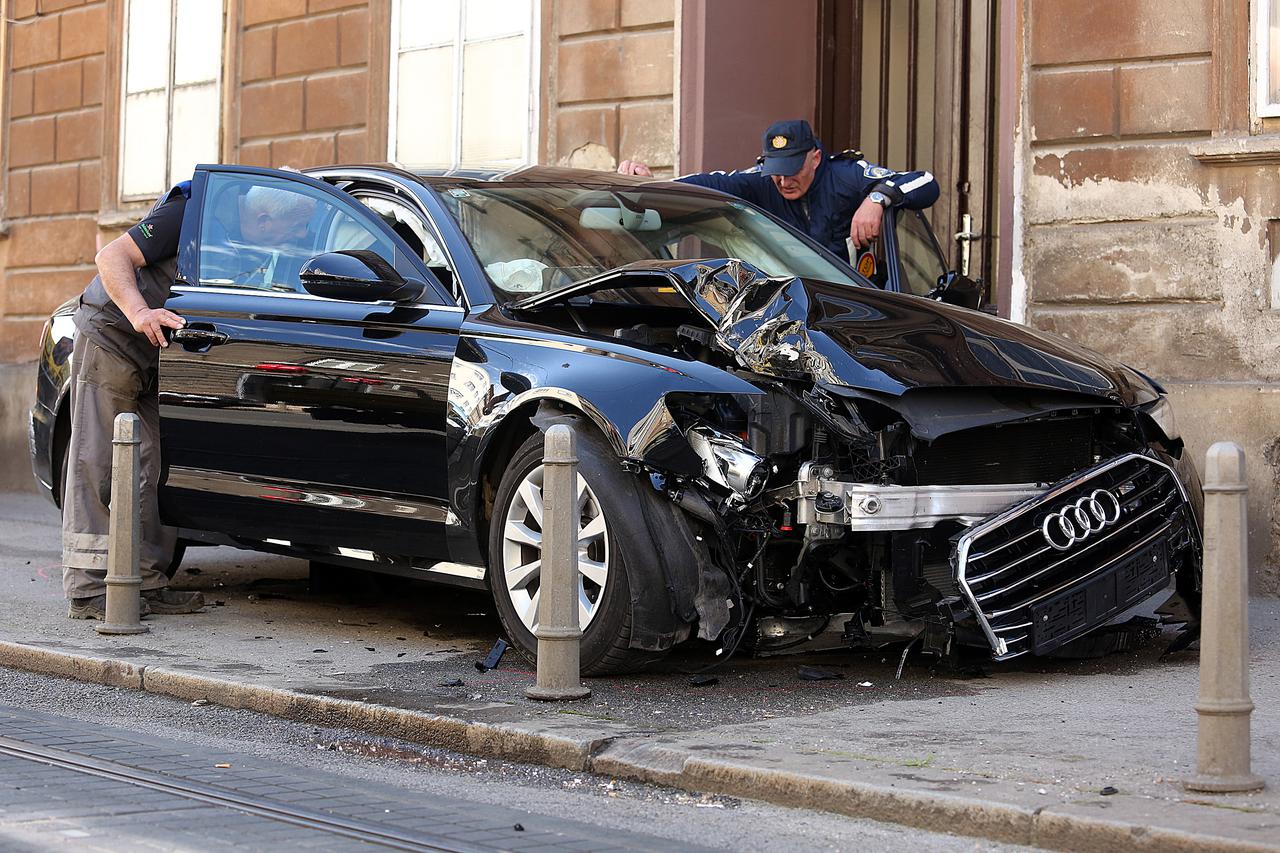 16.04.2016., Zagreb - Prometna nesreca na Ilici kod kucnog broja 125 skrivio je vozac crnog osobnog automobila marke Audi koji je pregazio stupice i srusio semafor te zavrsio na nogostupu.  Photo: Goran Stanzl/PIXSELL