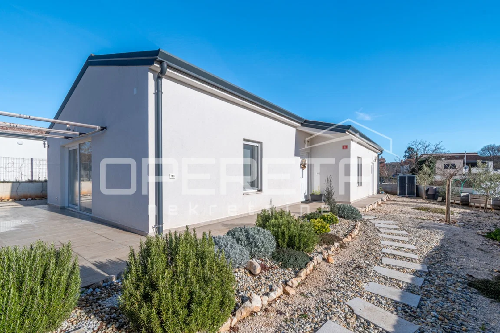 Kuća stambene površine 106 m² nalazi se na lijepo uređenoj parceli od 590 m², stvarajući ugodan prostor za boravak tijekom cijele godine.