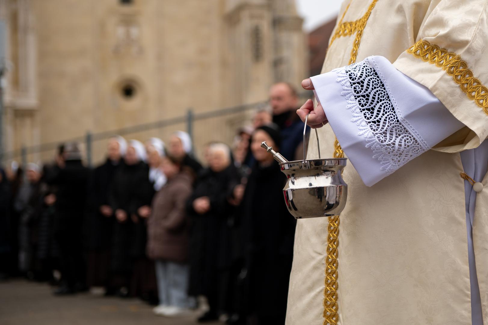 Relikvije su iz Krašića prevezene nakon jutarnje mise u 6 sati koju je predvodio vicepostulator za kauze beatifikacije i kanonizacije Zagrebačke nadbiskupije mr. Tomislav Hačko. 