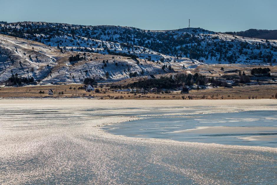 Park prirode Blidinje i zaleđeno jezero tijekom sunčanog zimskog dana
