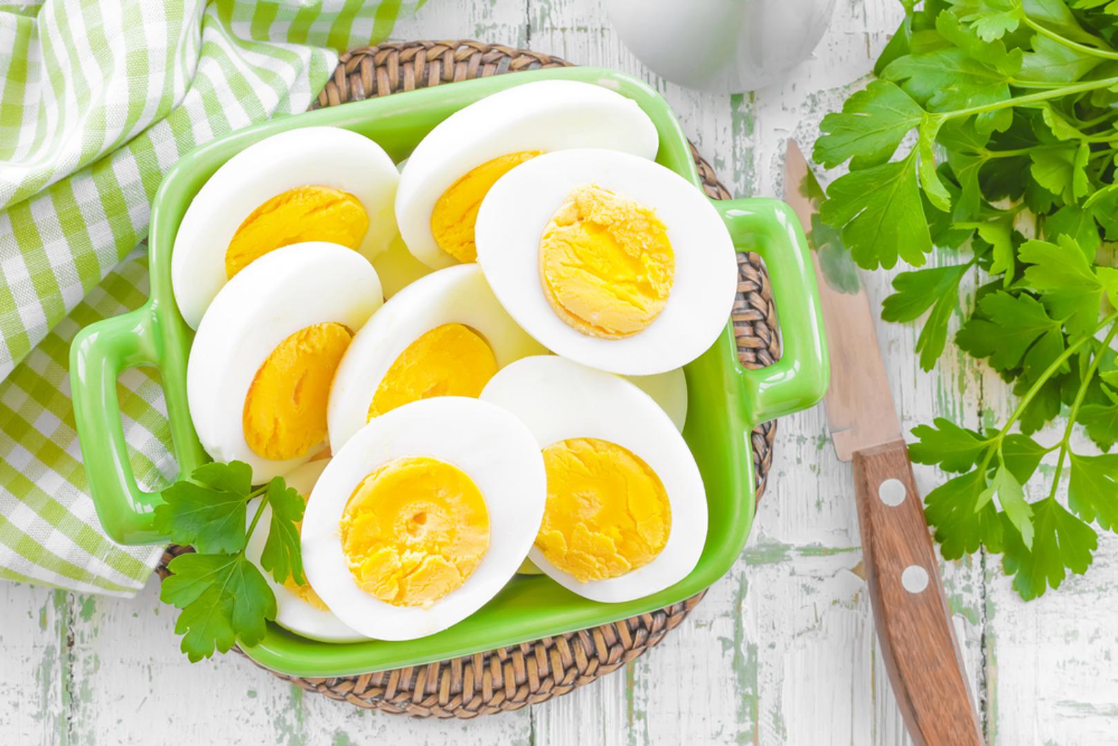 Jaja: Jedno jaje sadrži nešto više od šest grama proteina, ali je istodobno bogato brojnim drugim hranjivim tvarima. Žumanjak osigurava vitamine i minerale, uključujući vitamin A i cink, dok jaje sadrži i kolin, važan za normalnu funkciju mozga i jetre. Prednost jaja je i njihova jednostavna priprema, pristupačnost te činjenica da predstavljaju potpuni izvor proteina.