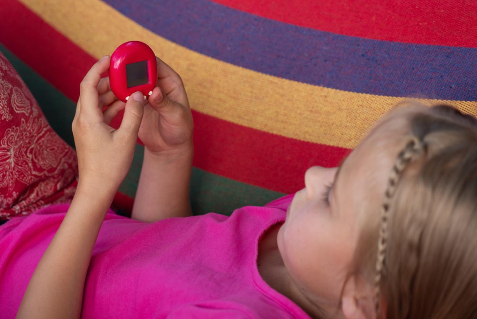 Tamagoči: Sjećate li se ovih digitalnih kućnih ljubimama koje su djeca s pažnjom 'hranila' i 'čistila'. Nestali su s dolaskom pametnih telefona i modernih aplikacija, no nedavno su se pojavili osuvremenjeni modeli koji ponovno osvajaju mlade.