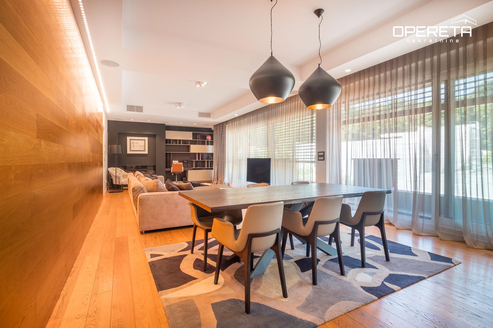 Master spavaća soba površine 26 m² nudi pravi hotelski luksuz – uz prostranu kupaonicu sa saunom, ima i izlaz na dvorišnu terasu, idealnu za opuštanje u miru centra grada. Stan dodatno raspolaže još jednom spavaćom sobom, zasebnom kupaonicom te praktičnim vešerajem.

