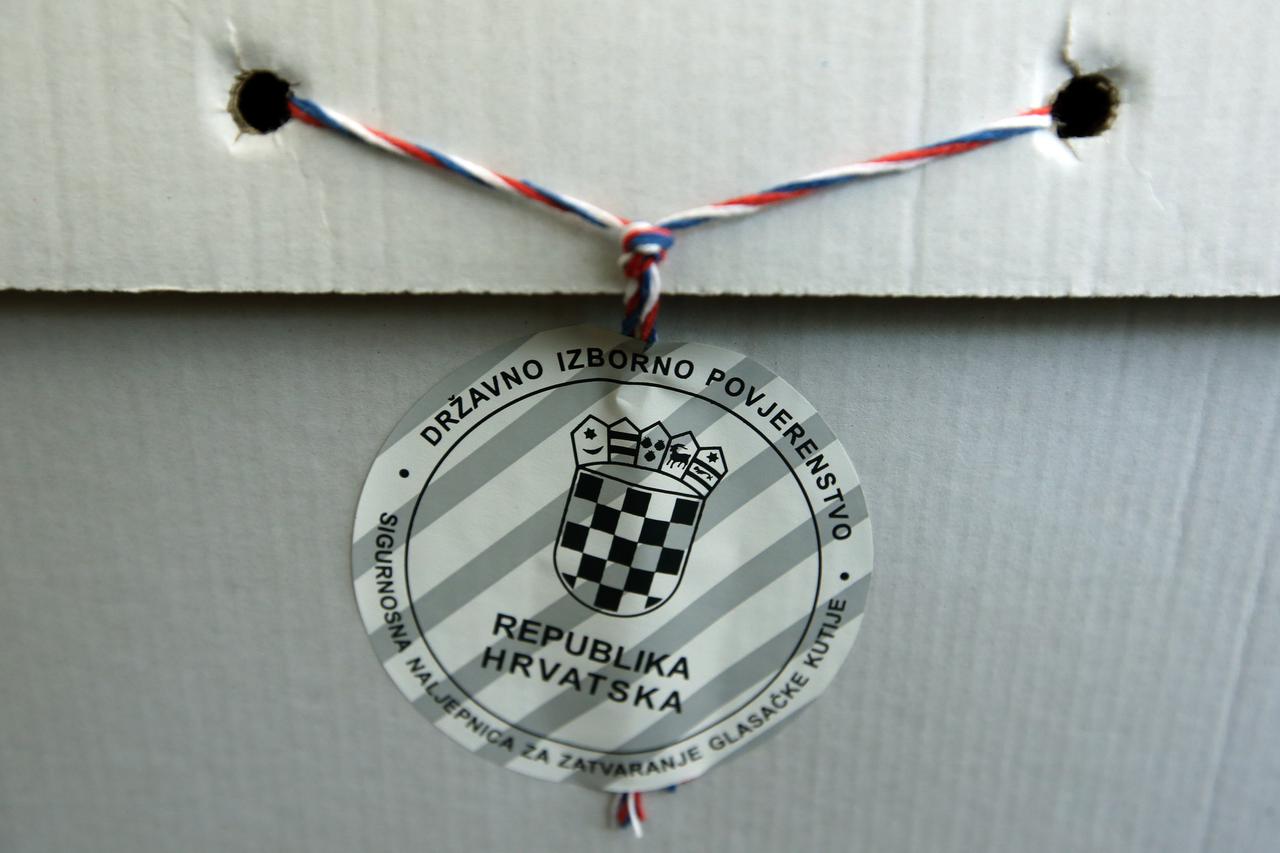 08.11.2015., Zagreb Na birackom mjestu u Palmoticevoj ulici, gradjani dolaze na glasovanje za Parlamentarne izbore. Glasacka kutija za manjine. Photo: Robert Anic/PIXSELL