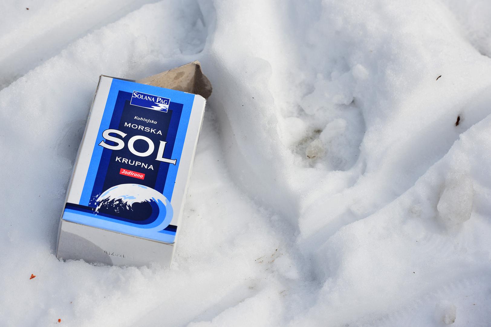 23. Paška sol - sitna morska sol dobivena iz morske vode Paškog zaljeva koja se ulijeva u bazene za isparavanje te naposlijetku kristalizira u Solani Pag na otoku Pagu. Ima blago slatkasti okus i sadrži velike količine prirodnih minerala.