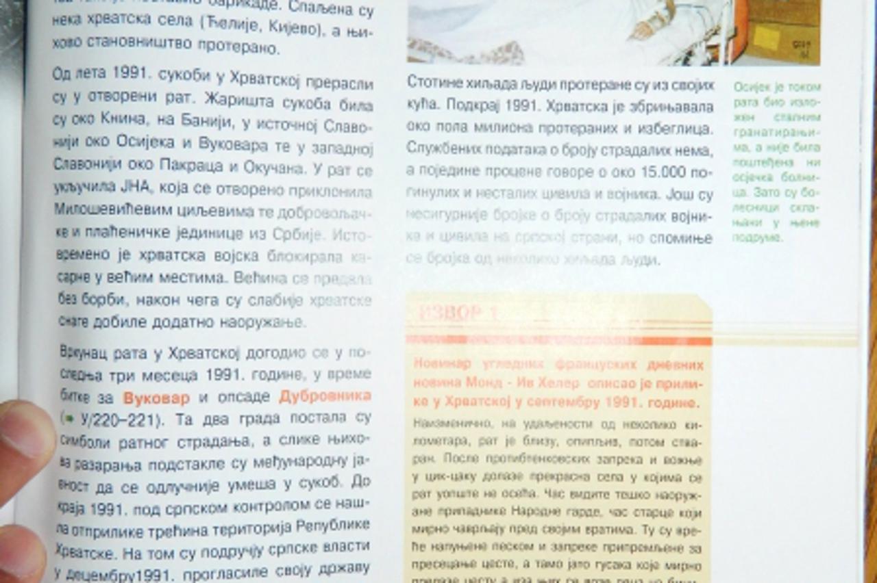 'UNUTRASNJA  18.06.2013 VUKOVAR - udzbenik iz povijesti za djecu koja nastavu pohadjaju na srpskom jeziku i pismu Branimir Bradaric/Vecernji list                                      '