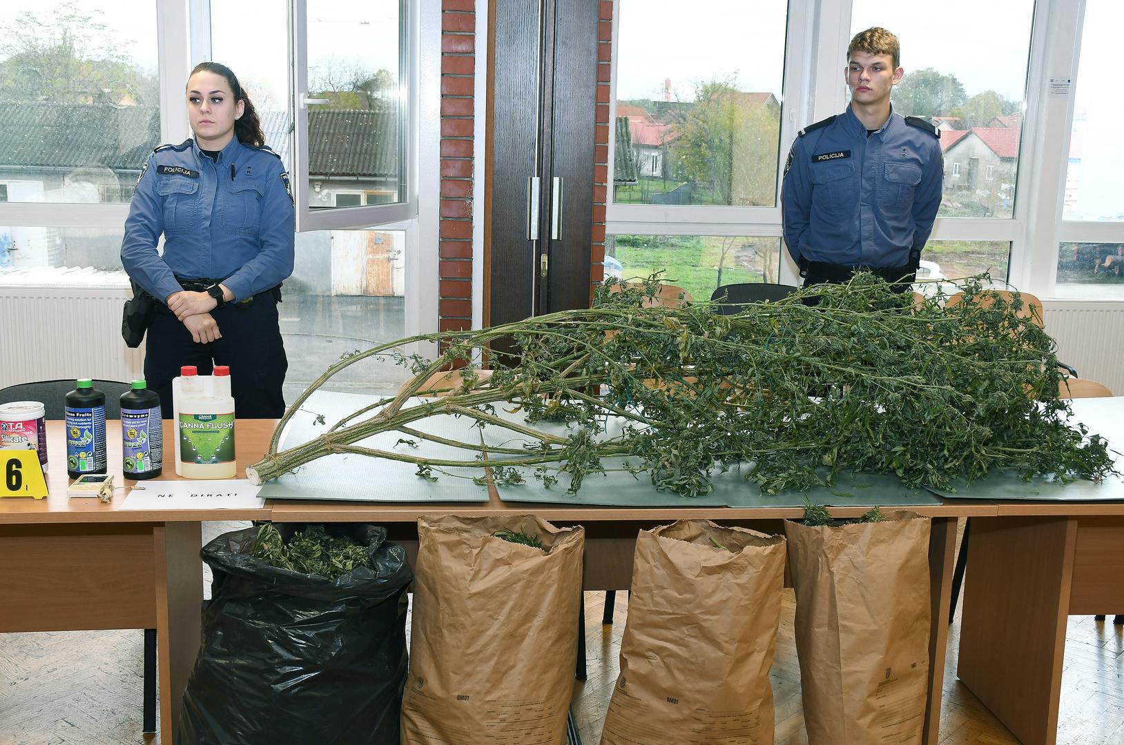 03.11.2023., Petrinja - Na izvanredoj konferenciji za medije Igor Pasanec, voditelj sluzbe kriminalisticke policije i Robert Ramuscak govorili su o akciji u kojoj su policijski sluzbenici Policijske postaje Petrinja dovrsili visemjesecno kriminalisticčko istrazivanje iz domene kriminaliteta droga kojom prilikom je pronadjena i oduzeta veca kolicina droge, kao i oprema koristena za proizvodnju. Photo: Nikola Cutuk/PIXSELL