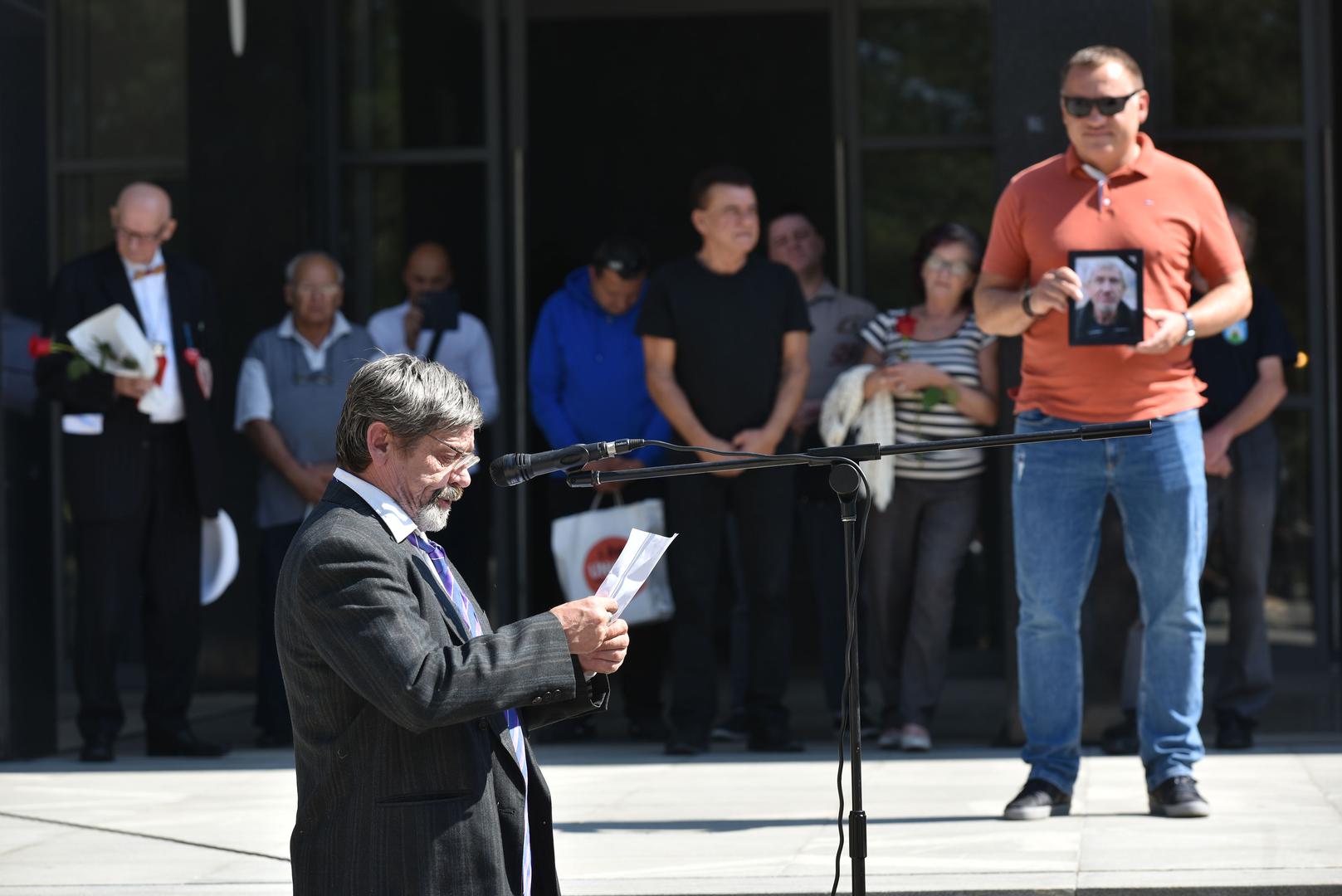 Jaran je održao govor svom prijatelju i rekao: "Laku noć, dragi Laki. Laka ti hrvatska zemlja!" 