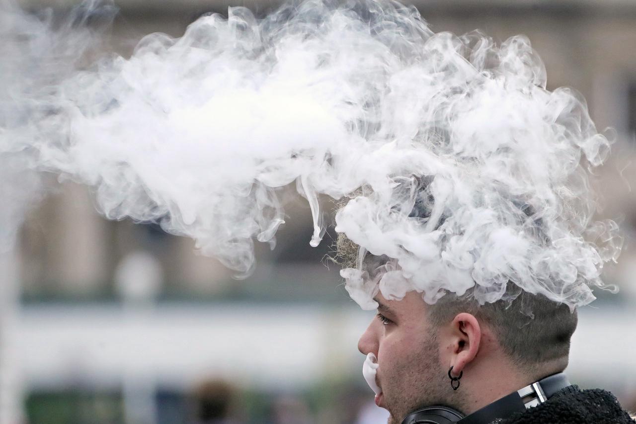 Zagreb: Dim iz e-cigarete uskladio se s frizurom mladića 