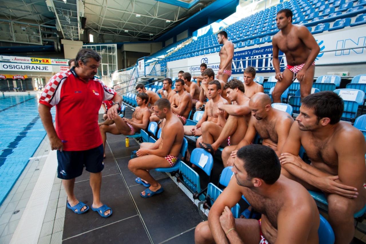 '18.08.2010., Bazen u Gruzu, Dubrovnik - Hrvatska reprezentacija se  u 12.30 sati okupila u Gruzu. Drugi trening je imala poslijepodne, od 18 sati. Na okupu je 17 igraca (Pavic, Nizic, Brzica, Hinic, 