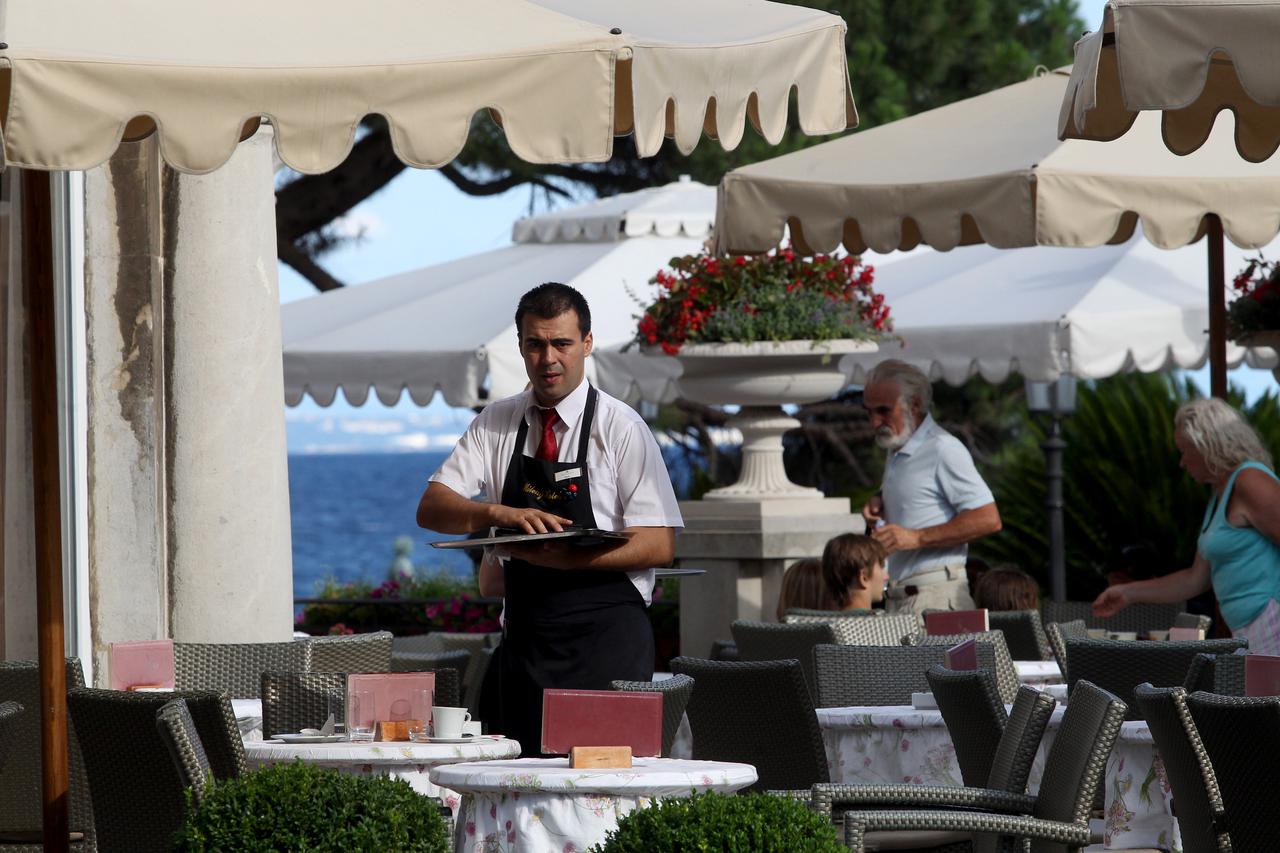 Opatija: Unato? vjetrovitom vremenu turisti dan iskoristili za kupanje