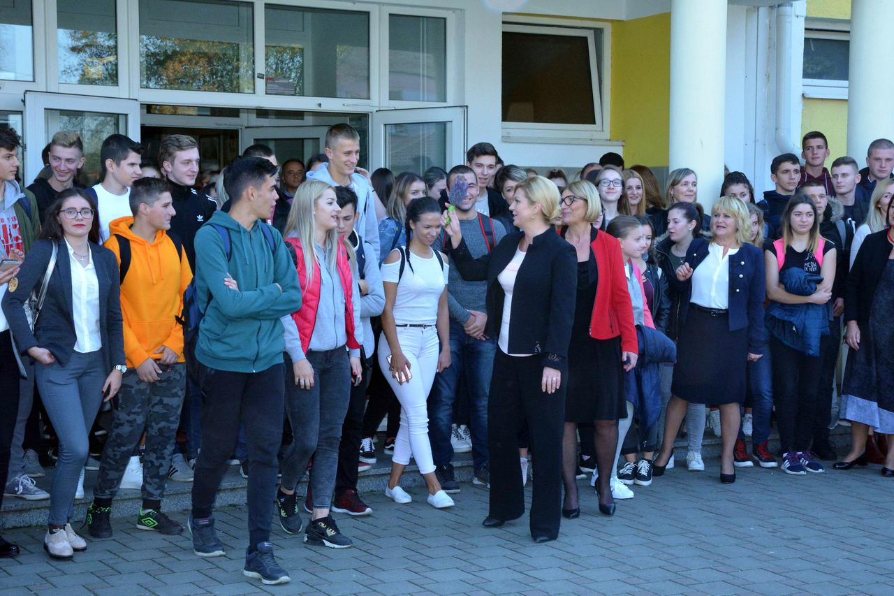Slavonski Brod: Kolinda Grabar-Kitarović posjetila Srednju skolu Matije Antuna Reljkovića