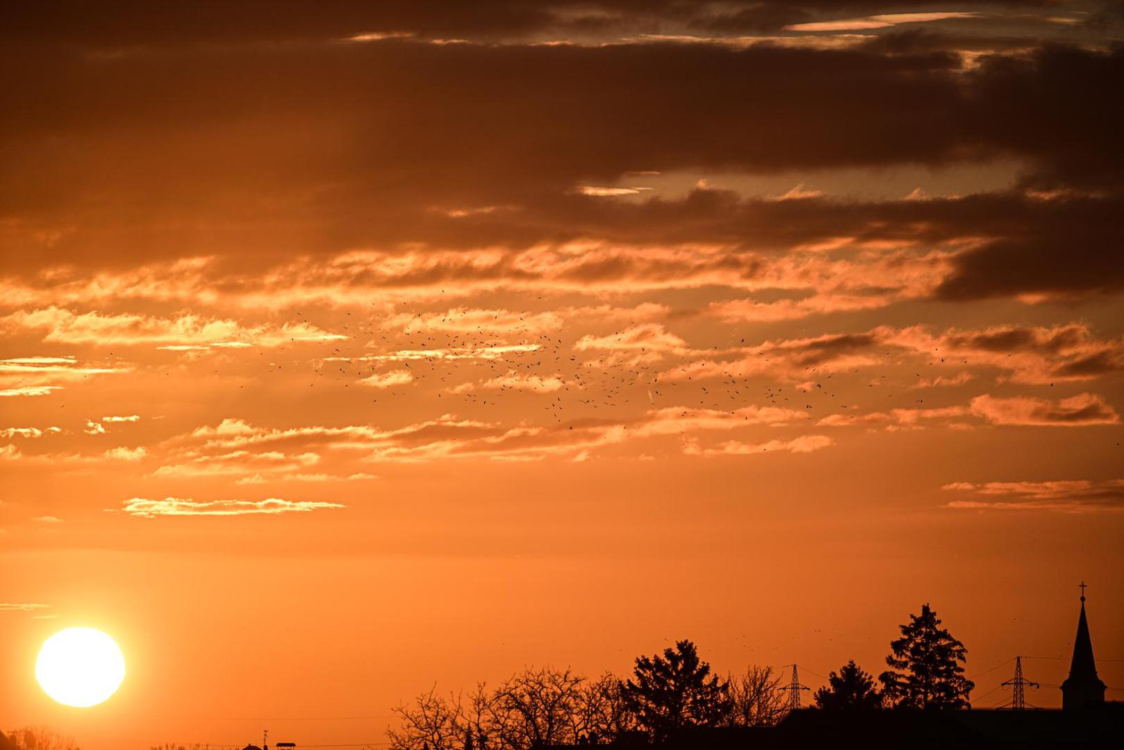 Naime, zimski su izlasci sunca posebno čarobni jer spoj atmosferskih uvjeta, oblaka i sunca koje se nalazi na najdaljoj točki od sjeverne obratnice i naših krajeva, njegove zrake upadaju pod drugačijim kutom. 