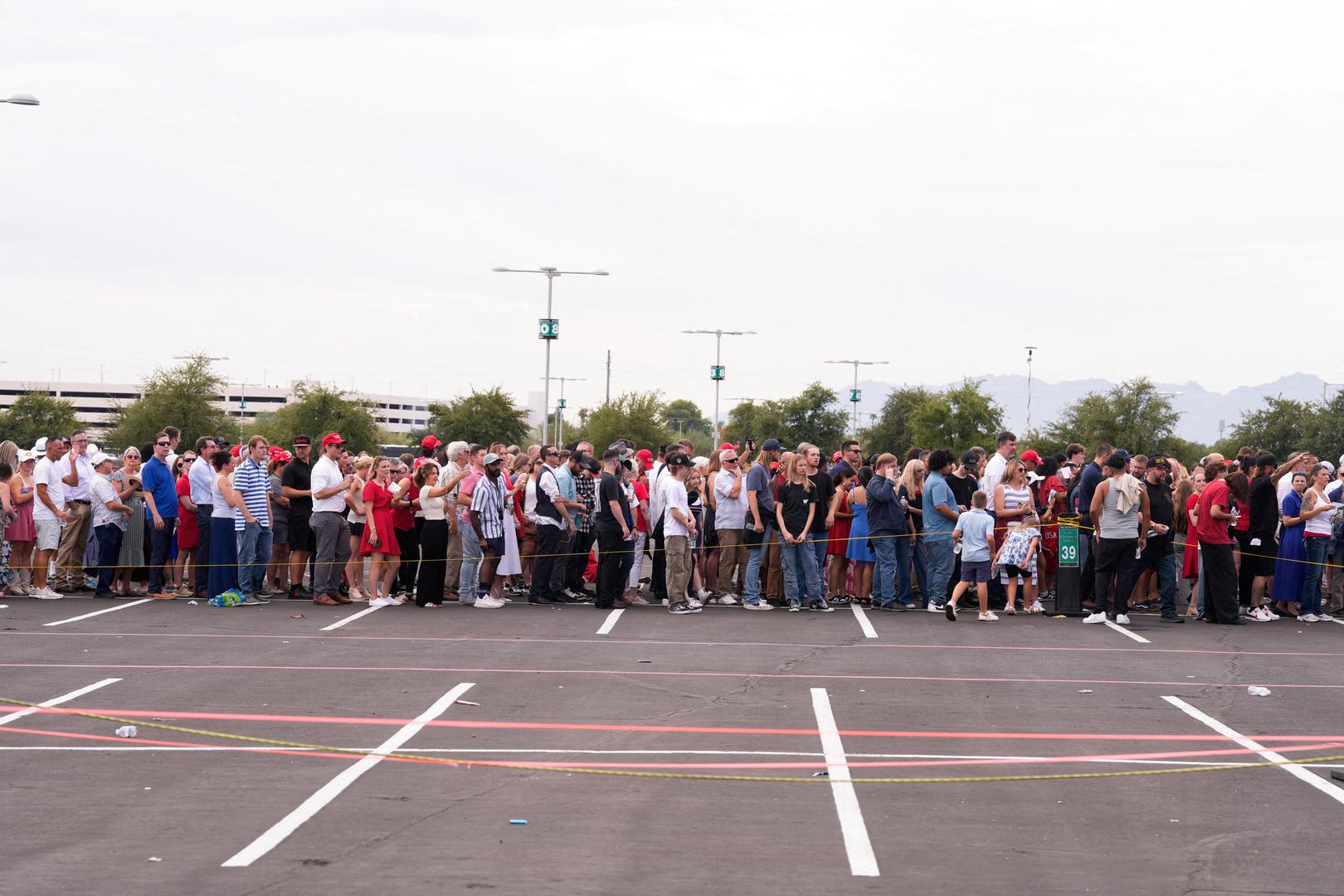 Obred pod nazivom „Building a Legacy: Remembering Charlie Kirk“ okupio je više od 40.000 ljudi u State Farm Stadiumu, dok je dodatnih 19.000 smješteno u obližnjoj Desert Diamond Areni