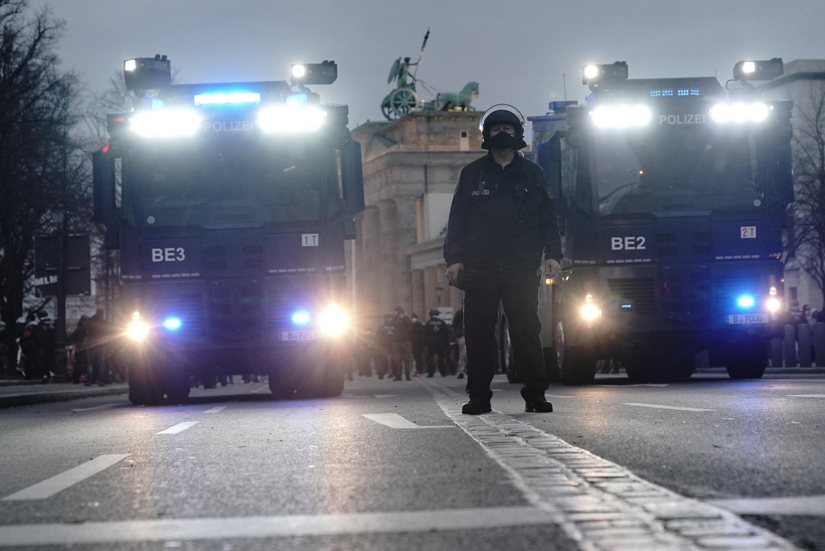 dpatop - 18 November 2020, Berlin: Police water cannons stand at the Brandenburg Gate during a demonstration against the corona restrictions of the federal government. At the same time, the new version of the infection protection law is to go through the Bundestag and Bundesrat in a fast-track procedure. Photo: Michael Kappeler/dpa /DPA/PIXSELL