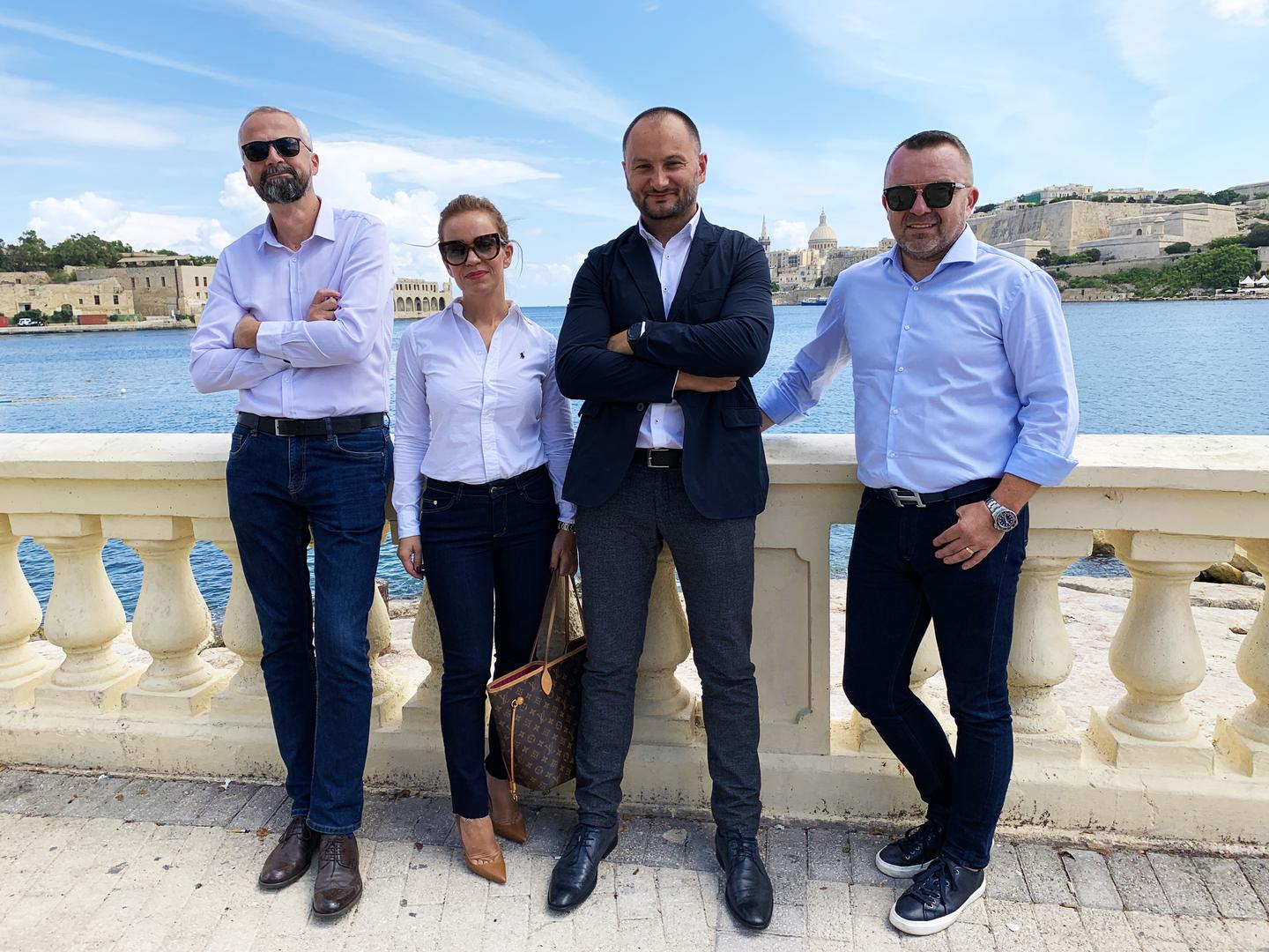 Carwizov tim tijekom potpisivanja sporazuma na Malti