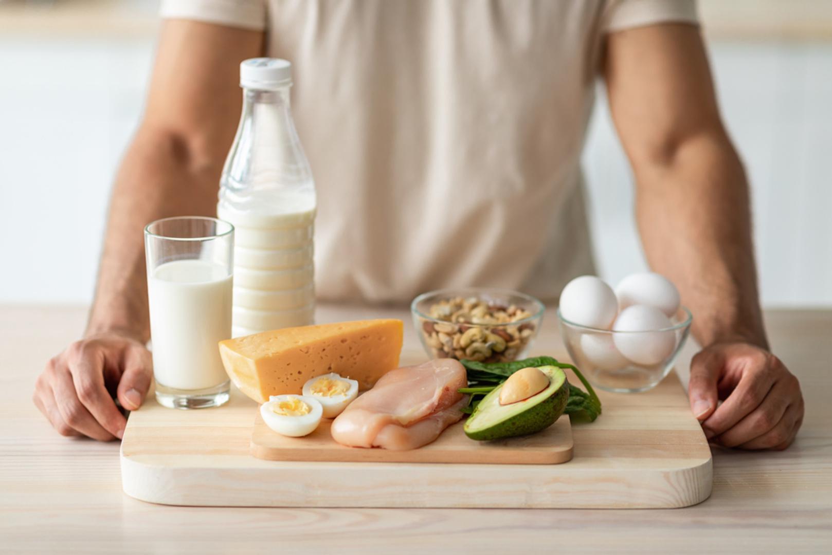 Jaja slove kao jedna od najbogatijih proteinskih namirnica, ali nisu na samom vrhu. WebMD je izdvojio šest namirnica koje u jednoj porciji mogu ponuditi još više proteina te pritom donose i druge vrijedne hranjive tvari. Proteini imaju važnu ulogu u izgradnji i obnovi mišića, stvaranju hormona i enzima te dugotrajnom osjećaju sitosti. Zbog toga je dobro kombinirati različite izvore proteina. Raznolika prehrana organizmu osigurava i vitamine, minerale te druge hranjive tvari važne za normalno funkcioniranje.