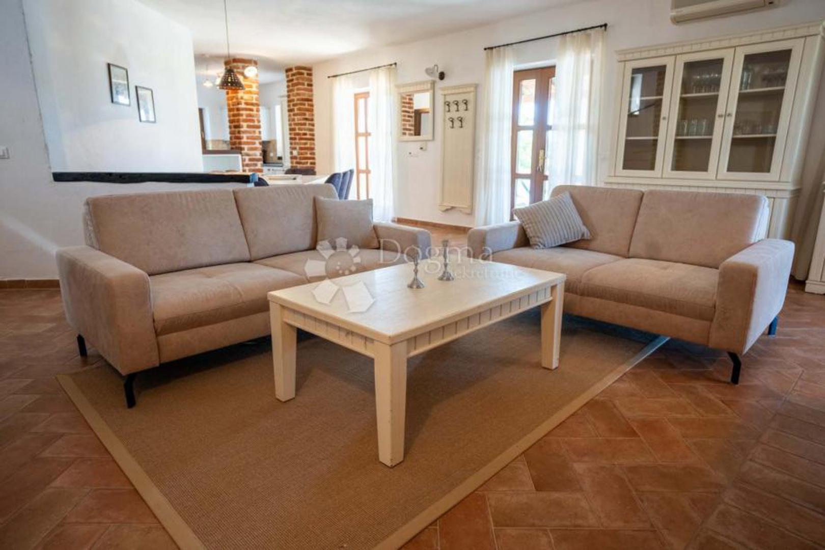 Vila je prizemnica i sastoji se od pet soba, otvorenog prostora kuhinje, blagovaonice za osam osoba i dnevnog boravka s kaminom.