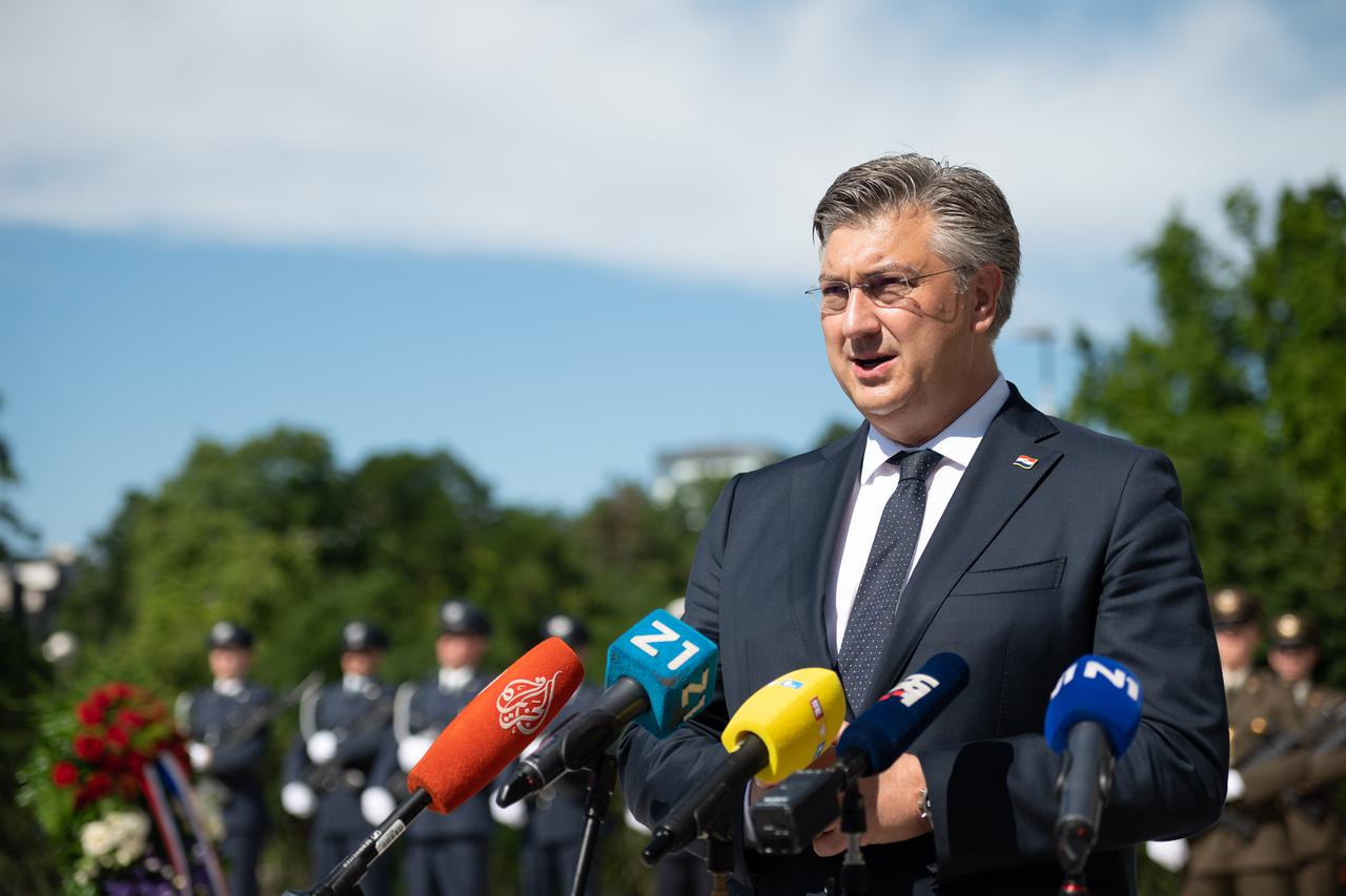 Zagreb: Članovi Vlade položili su vijence kod Spomenika domovini