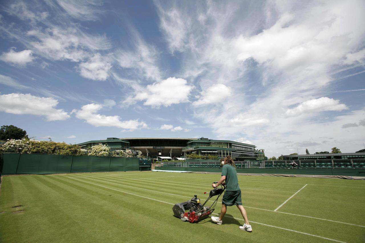 Grass is cut as courts are prepared for the Wimbledon tennis championships in London June 22, 2008. Play begins on Monday.  REUTERS/Kevin Lamarque   (BRITAIN) Picture Supplied by Action Images *** Local Caption *** 2008-06-22T173902Z_01_WIM20_RTRIDSP_3_TE