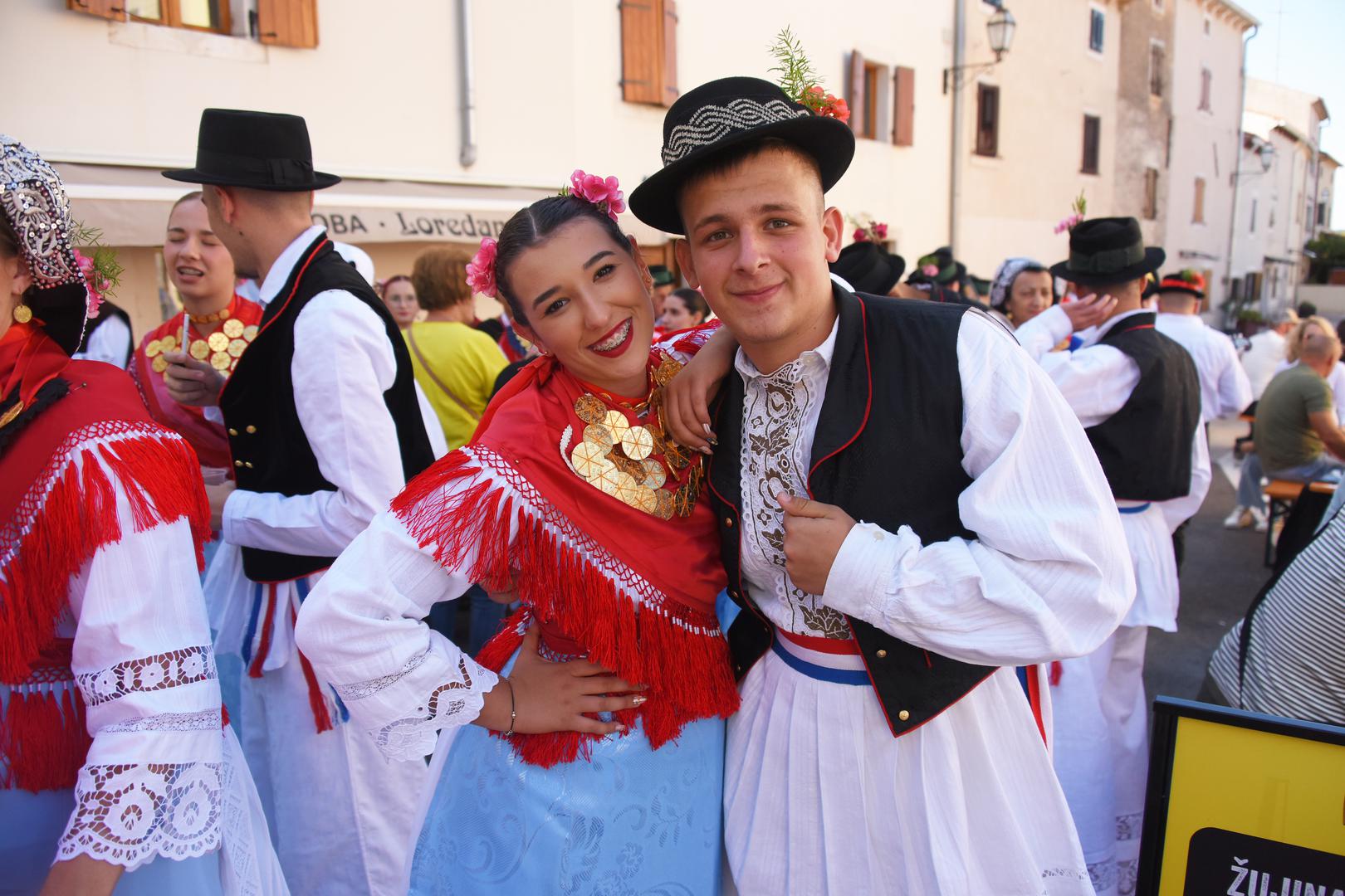 Na jubilarnu 50. Trku na prstenac u Barban danas su stigli brojni visoki uzvanici. Malo istarsko mjesto i ove je godine postalo središte okupljanja, a manifestacija je privukla i velik broj turista koji žele doživjeti spoj tradicije i povijesti.
