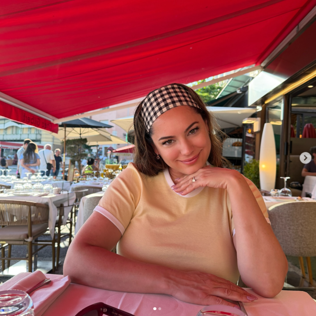 Voditeljica i manekenka Kelly Brook oduševila je pratitelje figurom u bikiniju dok je pozirala za Instagram tijekom raskošnog odmora na jugu Francuske, gdje je proslavila rođendan supruga Jeremyja Parisija. 
