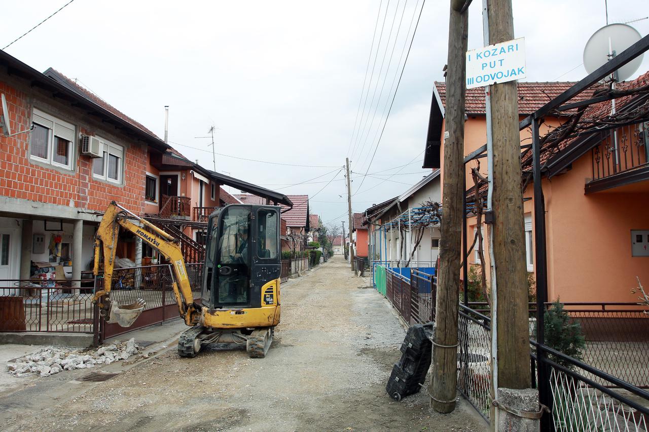 Duz naselja Kozari bok i Kozari putevi u tijeku su radovi na izmjeni cijevi za kanalizaciju i plin