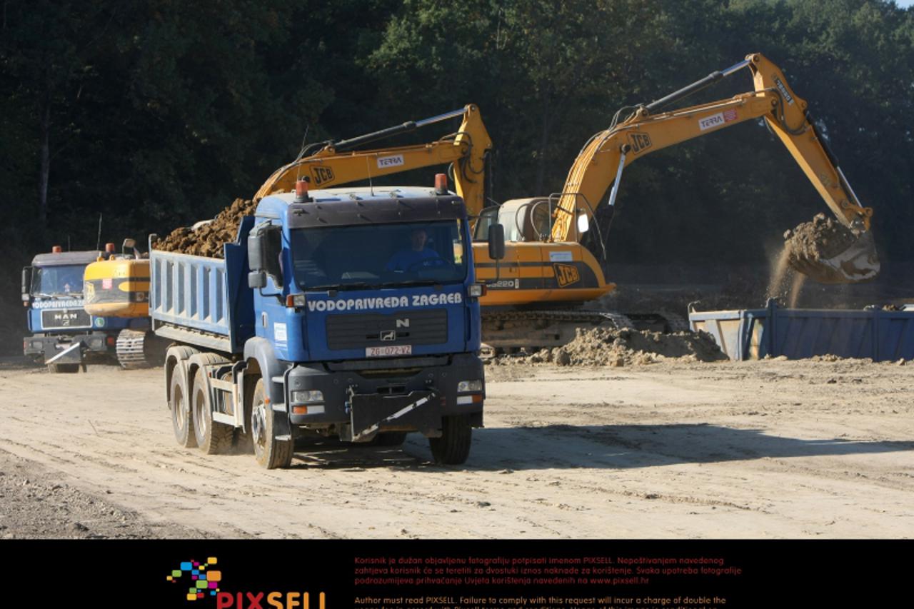 '03.10.2011., Karlovac - Radove na gradnji nasipa kod procistaca otpadnih voda izvodi tvrtka Vodoprivreda Zagreb.  Photo: Kristina Stedul Fabac/PIXSELL'