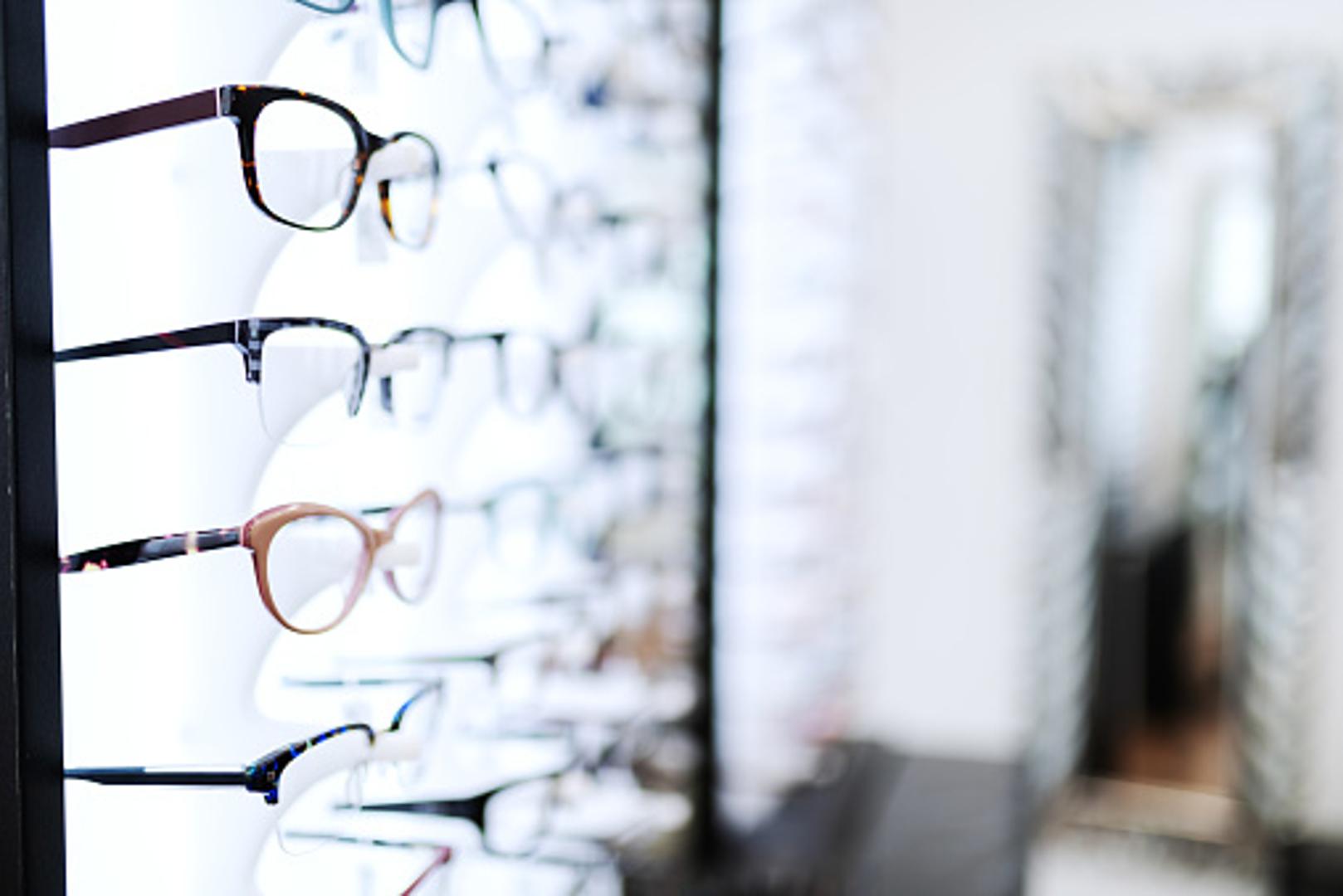 Dioptrijske naočale zahtijevaju i posebnu pažnju, ako želite da potraju. Evo kako ih najbolje pravilno čistiti, ali i koristiti. 