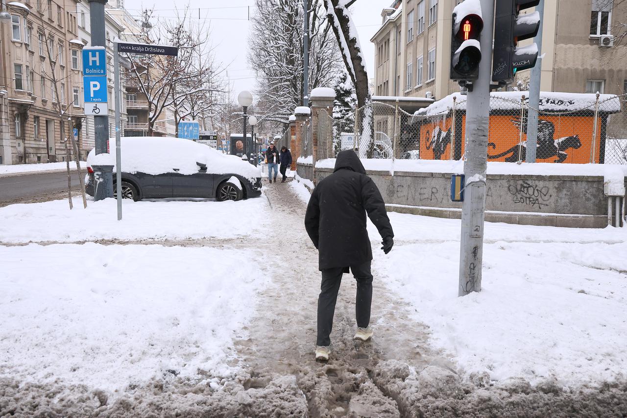 Zagreb: Pločnik uz Traumu nije očišćen