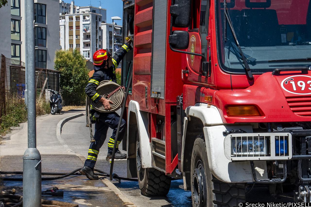 Pula: Na Verudi Porat pokraj ceste buknuo je požar, vatrogasci brzo intervenirali
