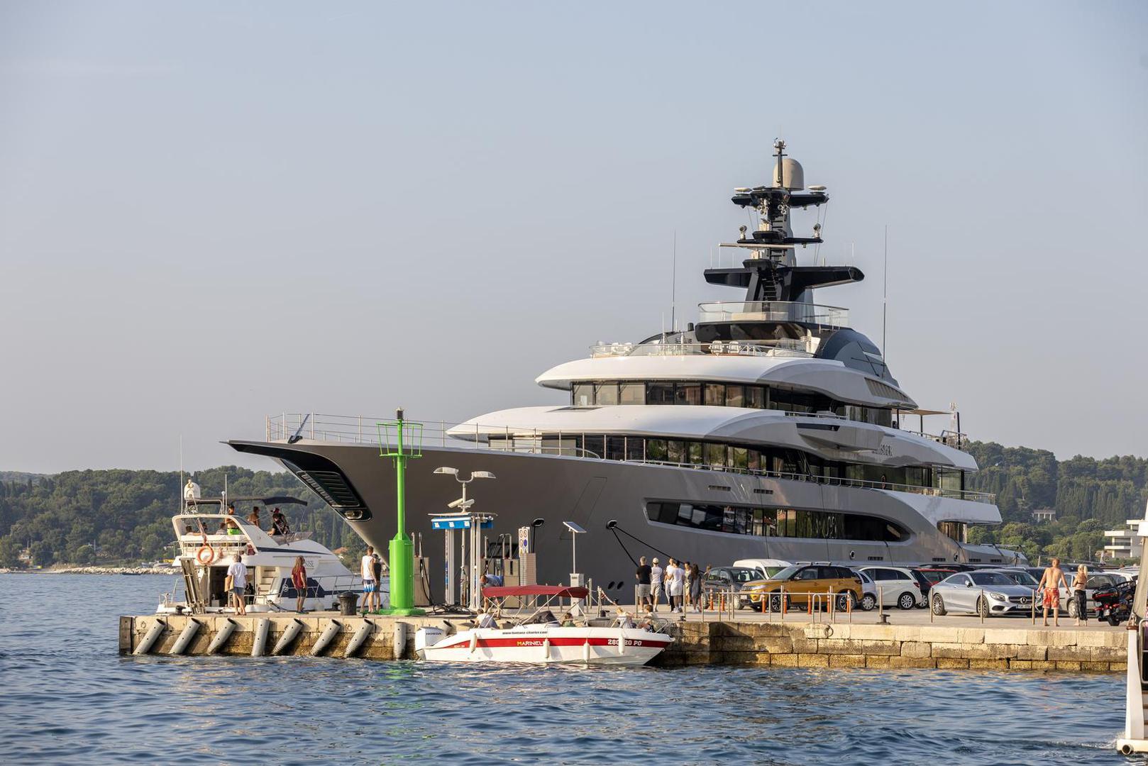 Na jahti se nalaze bazen, jacuzzi, otvoreno i zatvoreno kino, prostor za roštiljanje, sala za zabave, helidrom, luksuzni ured i pomno birani interijer obogaćen vrijednim umjetninama.

