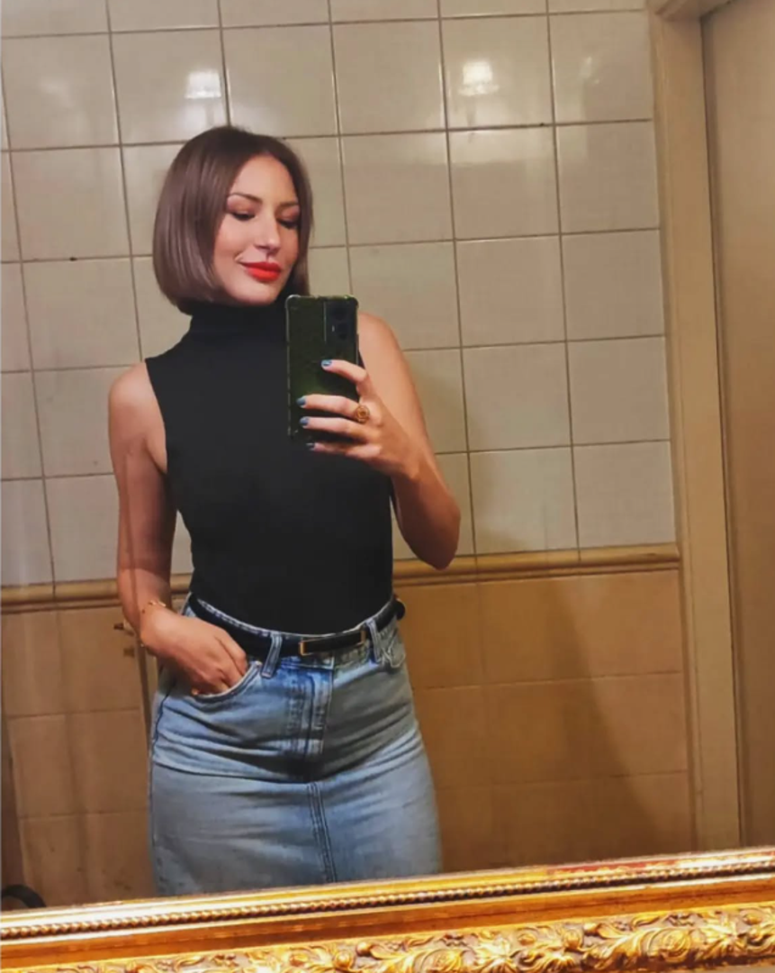 Plava kosa koju je nosila tijekom snimanja ustupila je mjesto smeđoj. Ipak, kasnije se ponovno vratila na staro. 