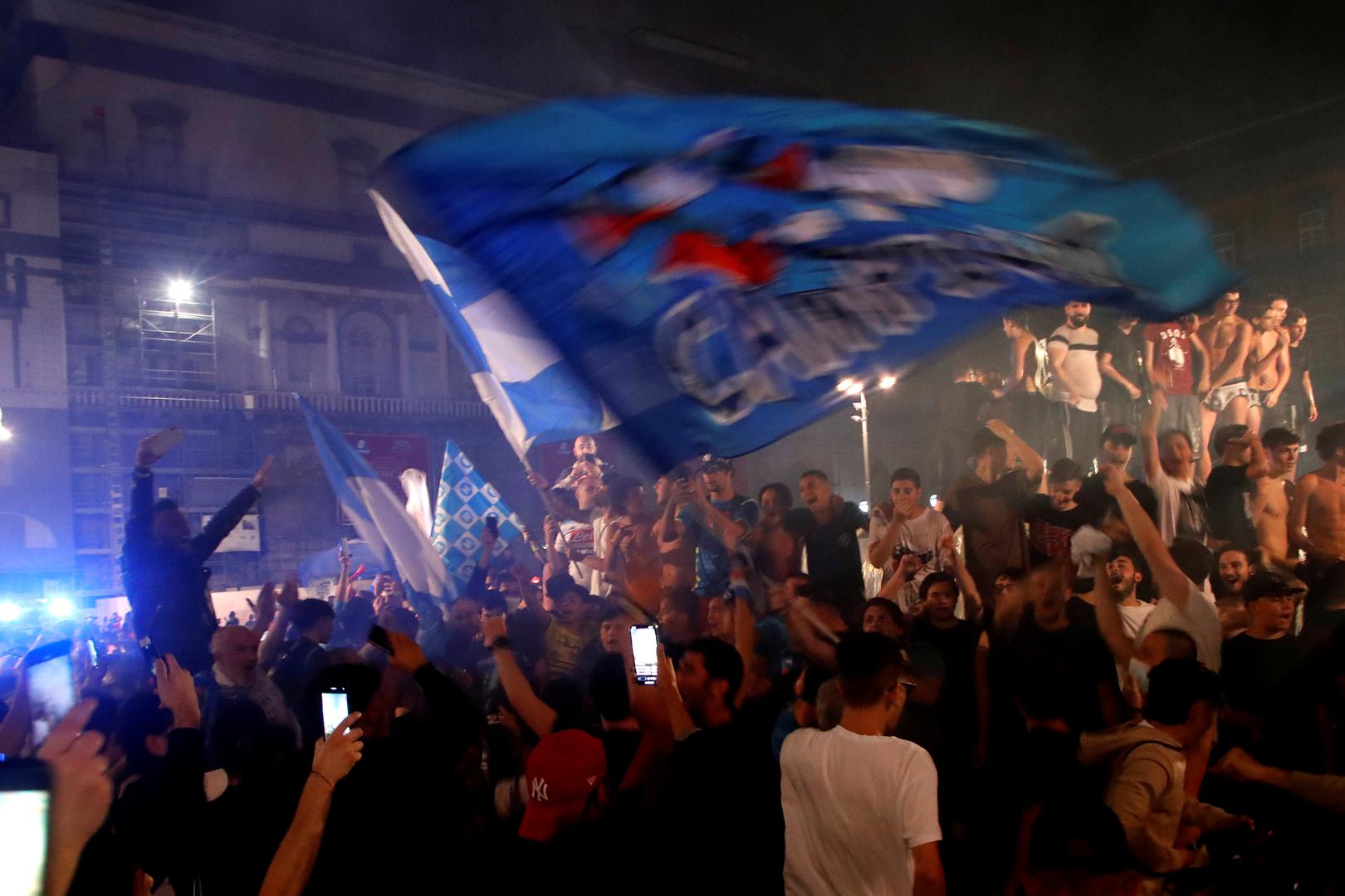 U proslavi na napuljskim ulicama našlo se 100.000 navijača, a slavilo se do jutra.