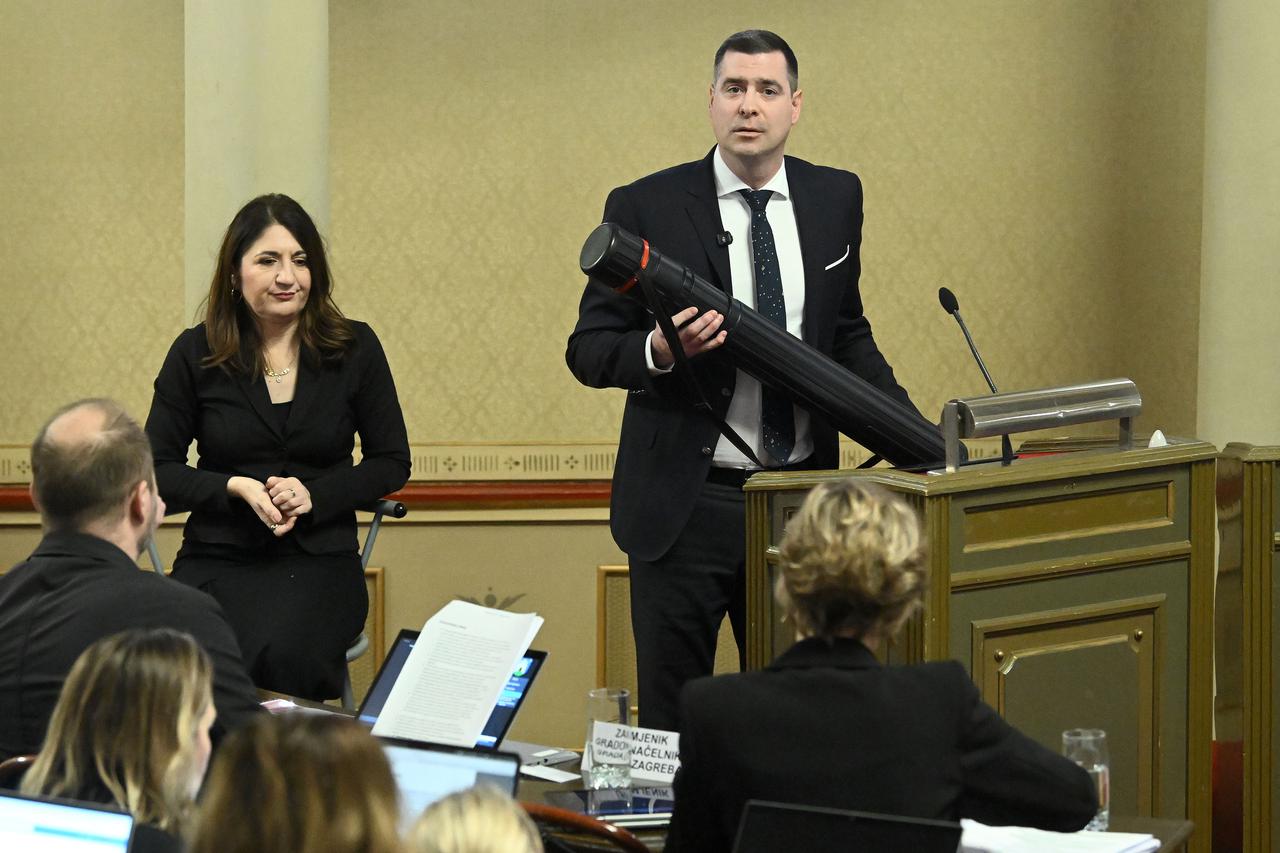 Zagreb: Herman za govornicu u Skupštini izašao s prometnim stupićem, Klisović pomislio da je bazuka