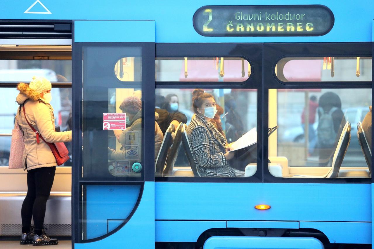 Zagreb: Tramvaji od ranog jutra popunjeni, najteže će biti provesti mjere u javnom prijevozu