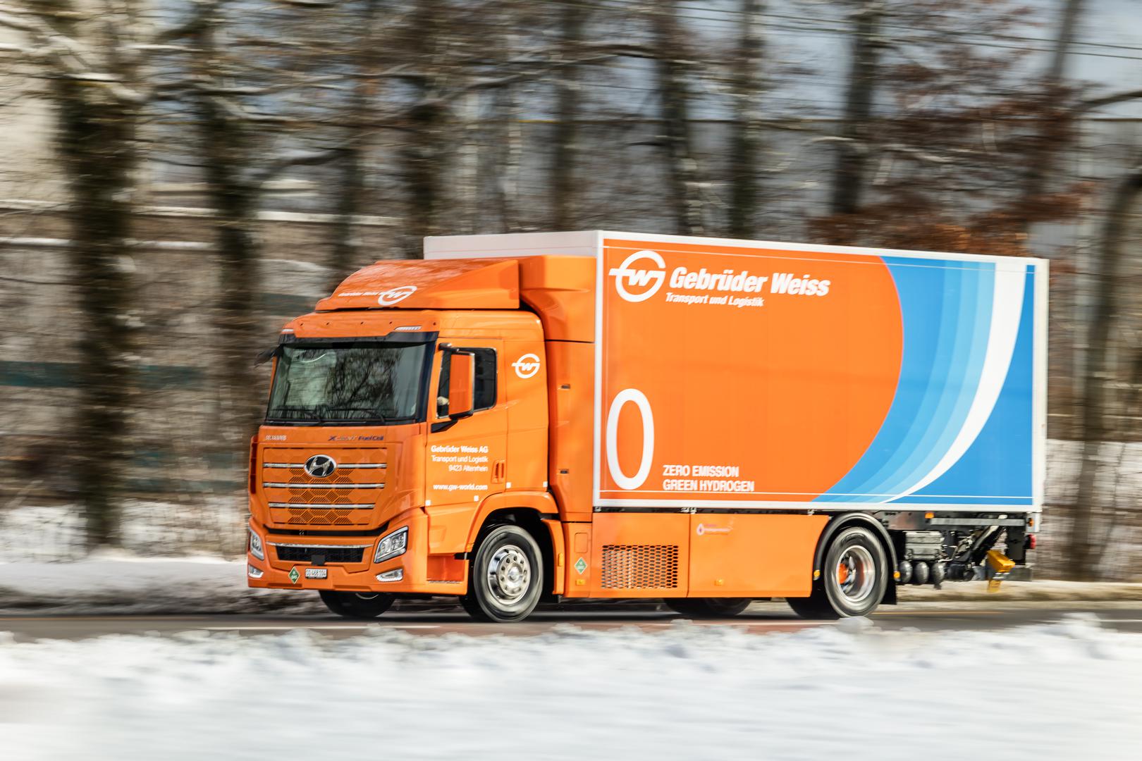 Kamion na vodik konstruiran je za prijevoz oko 25 tona robe i ima doseg od oko 600 kilometara.