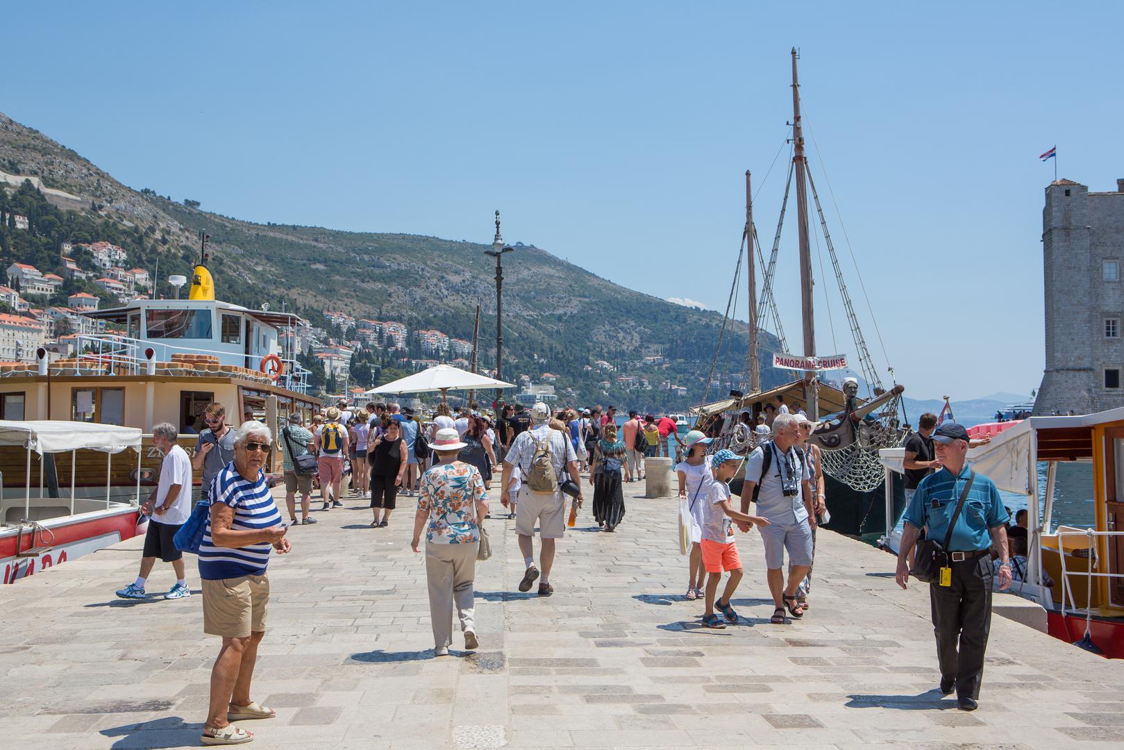 Turisti u razgledavanju gradskih znamenitosti