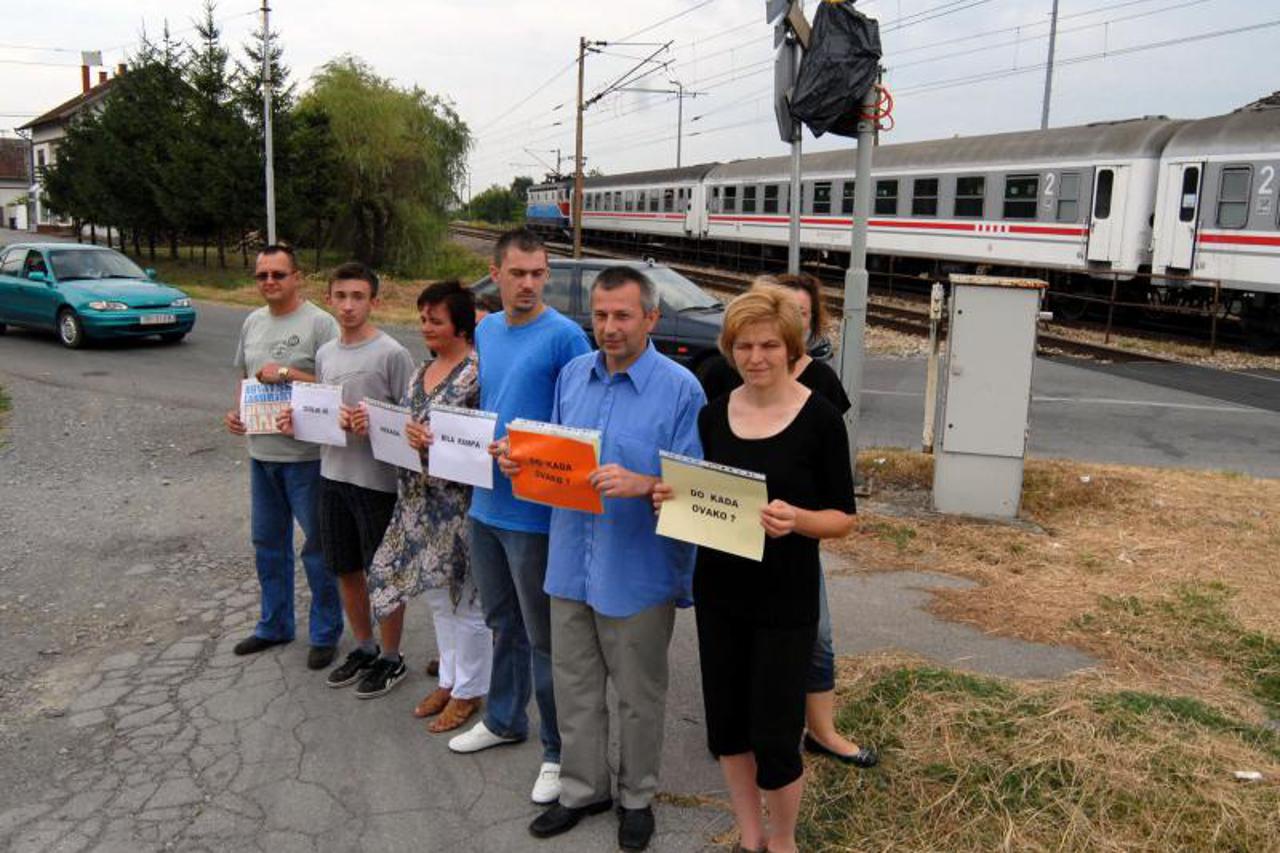prosvjed,pružni prijelaz (1)