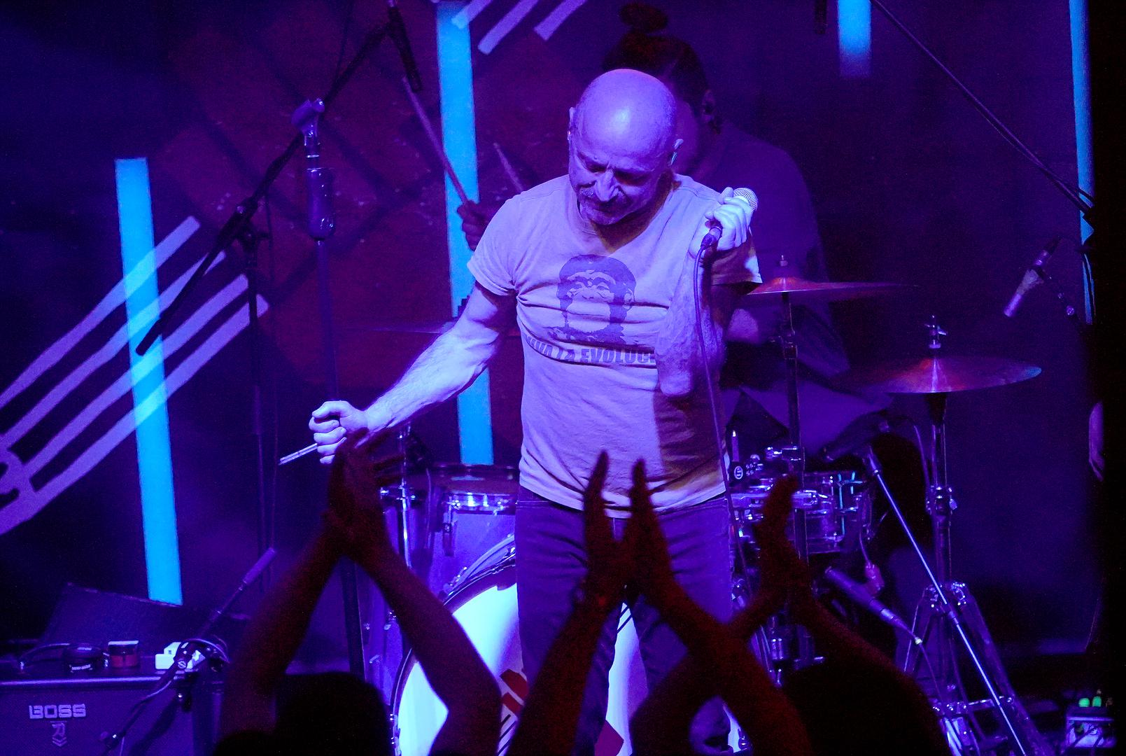 U subotu navečer, dan nakon što je uhićen Mile Kekin je održao koncert u Beogradu u klubu Zappa baza.