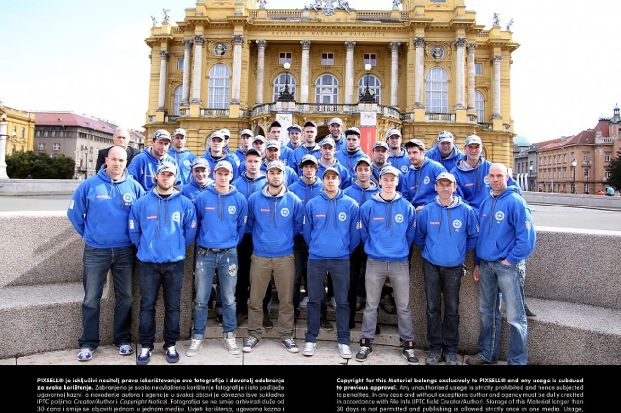 '13.04.2013., Zagreb - Grupna fotografija hrvatske hokejaske reprezentacije ispred HNK-a, kao najava predstojeceg svjetskog prvenstva Divizije llA u hokeju na ledu.  Photo: Goran Stanzl/PIXSELL'
