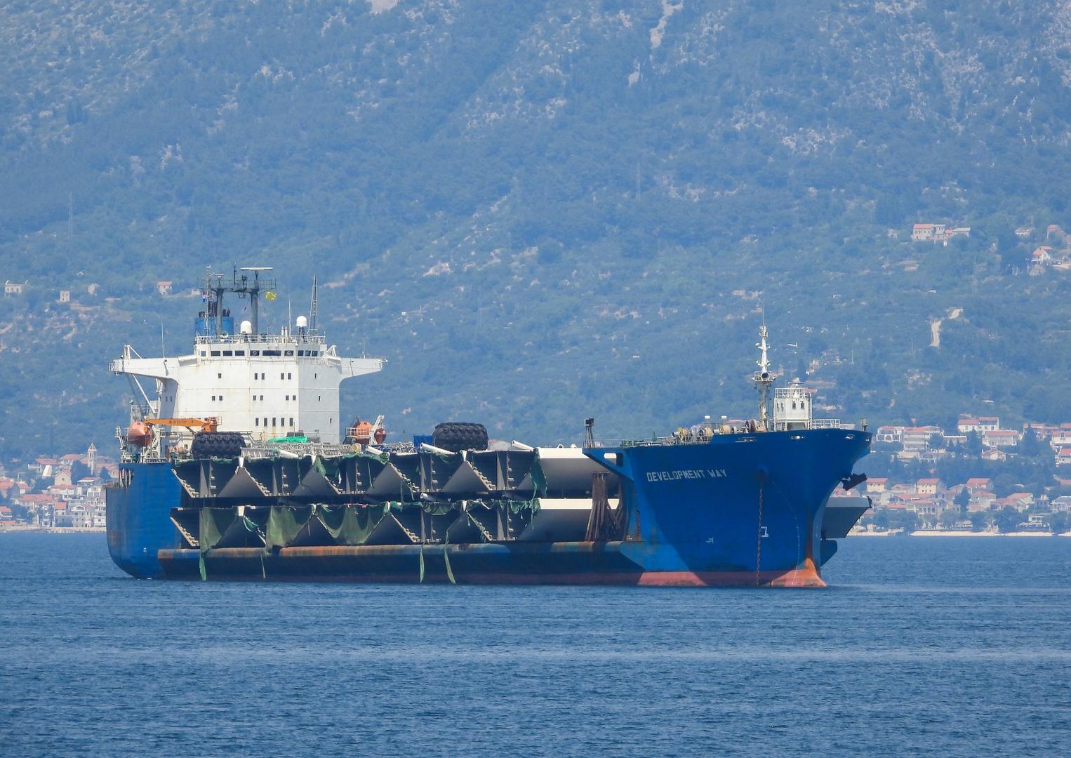 Riječ je o brodu Development Way koji je dovezao zadnja 24 segmenta čelične rasponske konstrukcije. 