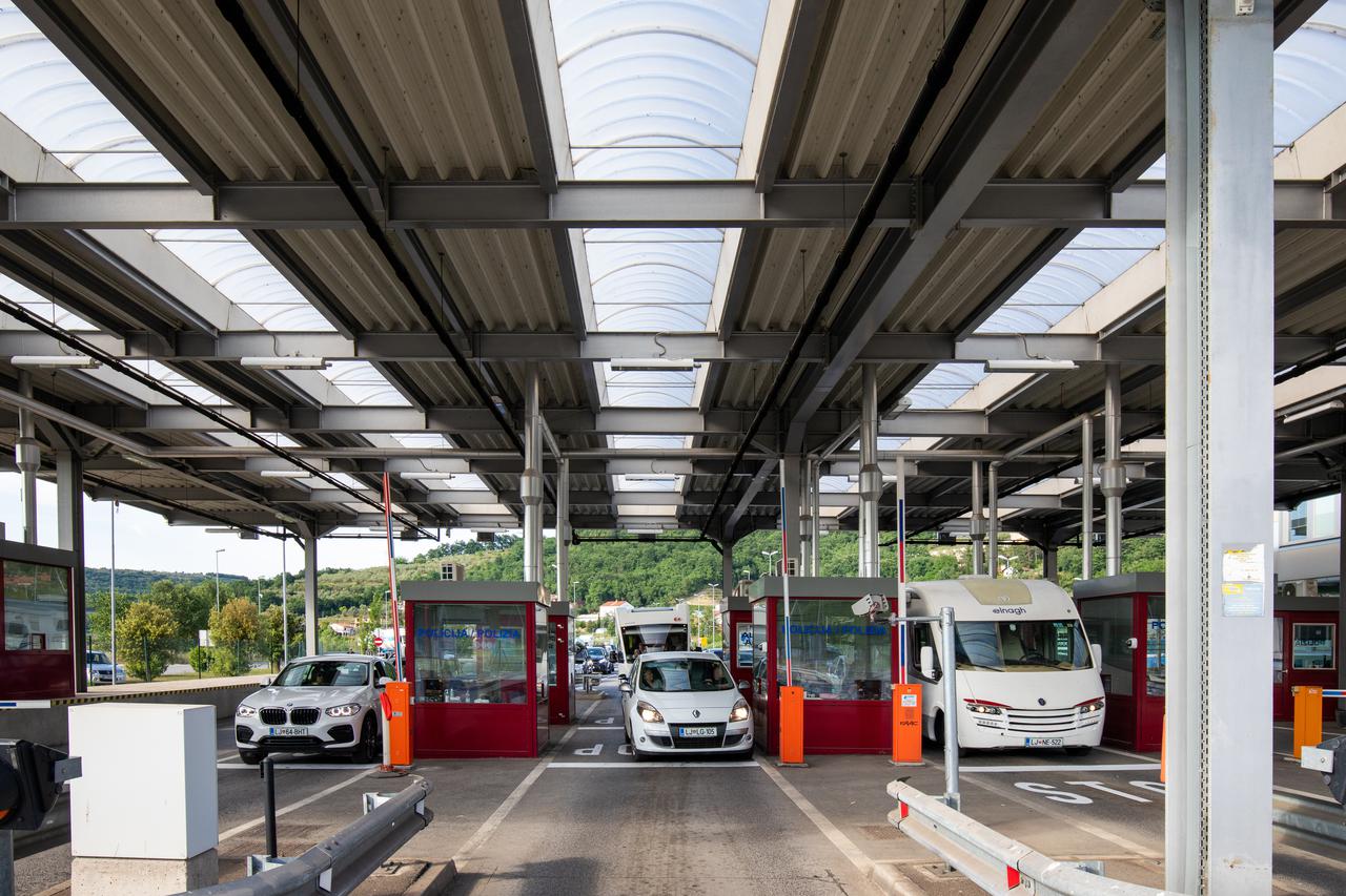 Strani džavljani ulaze u RH na graničnom prijelazu Kaštel