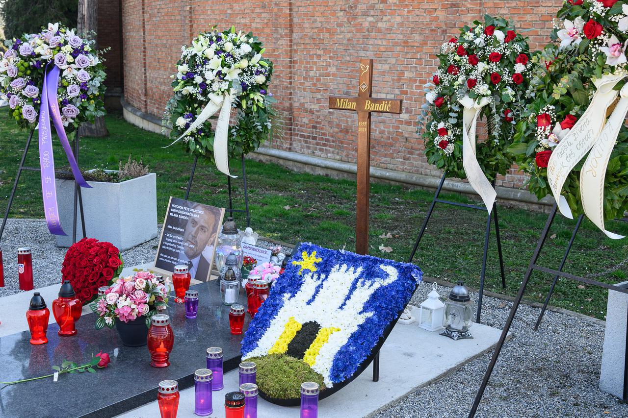 Zagrepčani posjećuju grob Milana Bandića na petu obljetnicu smrti 